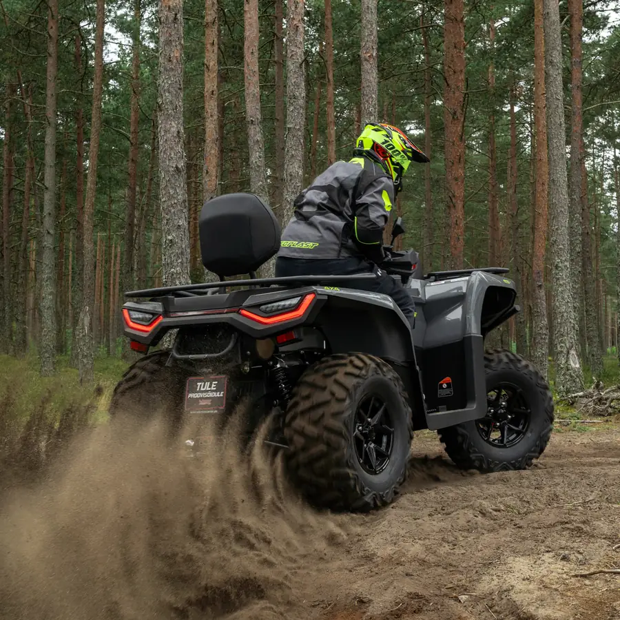 UPMOTO TCROSSER vauhdissa metsässä